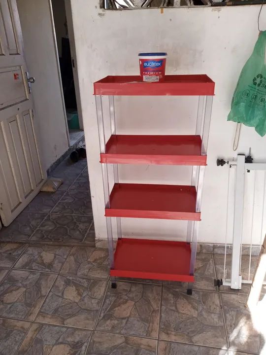 Estante de plástico ideal para organizar sua cozinha