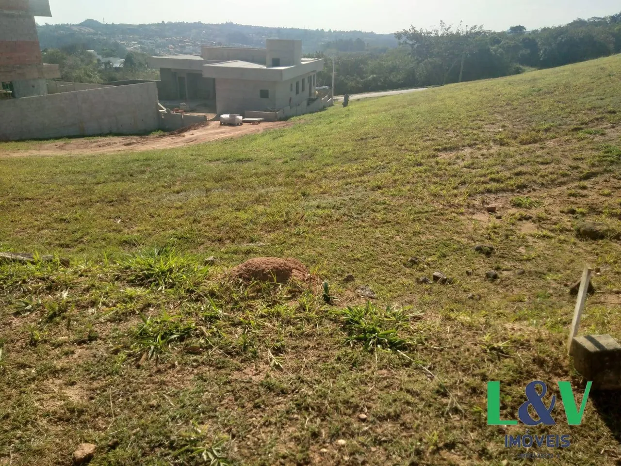 Terreno à venda no condominio Santa Isabel Fase 2 com ótima topografia