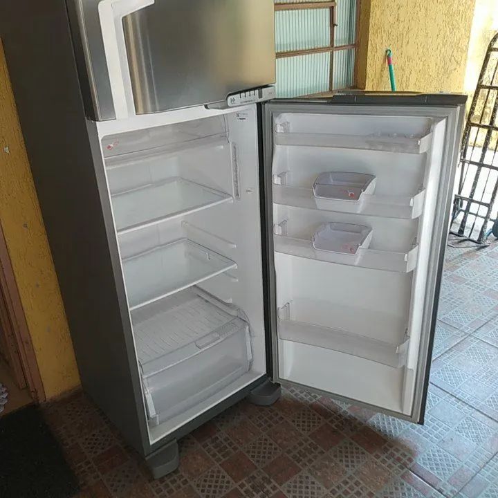 Geladeira Brastemp Frost Free em inox bem conservada  - Foto 4