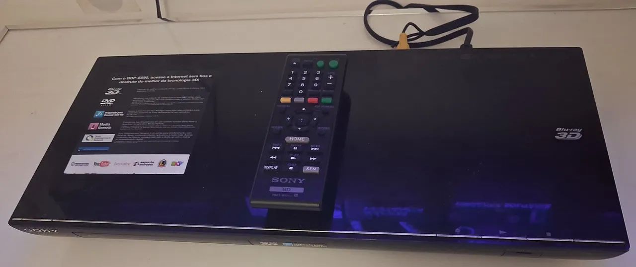 Blu-ray 3D Sony BDP-5590 com controle remoto. Usado em ótimo estado de conservação. 