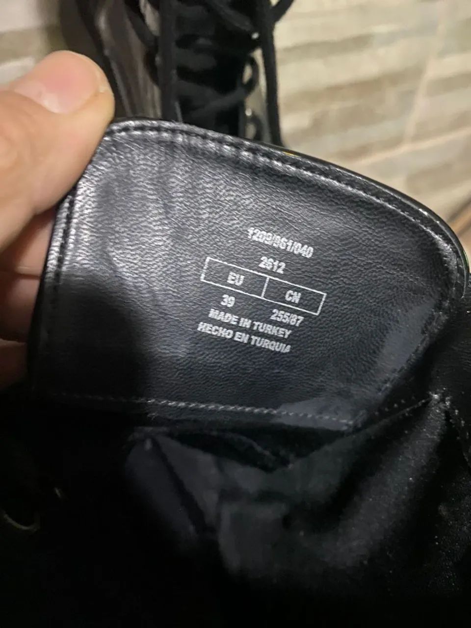 Botas tratoradas pretas com efeito holográfico - Foto 5