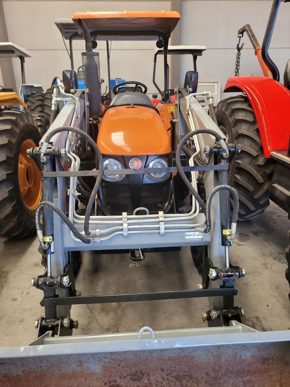 Trator Budny BDY 2840 4x4 com concha Frontal ano 2015 - Foto 5