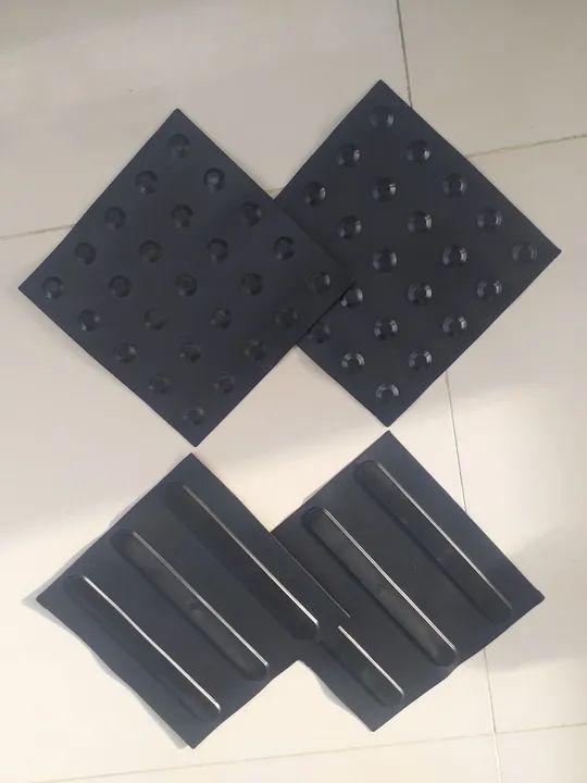 Piso tátil alerta e direcional 25x25  kit c/ 10 unidades cor preto