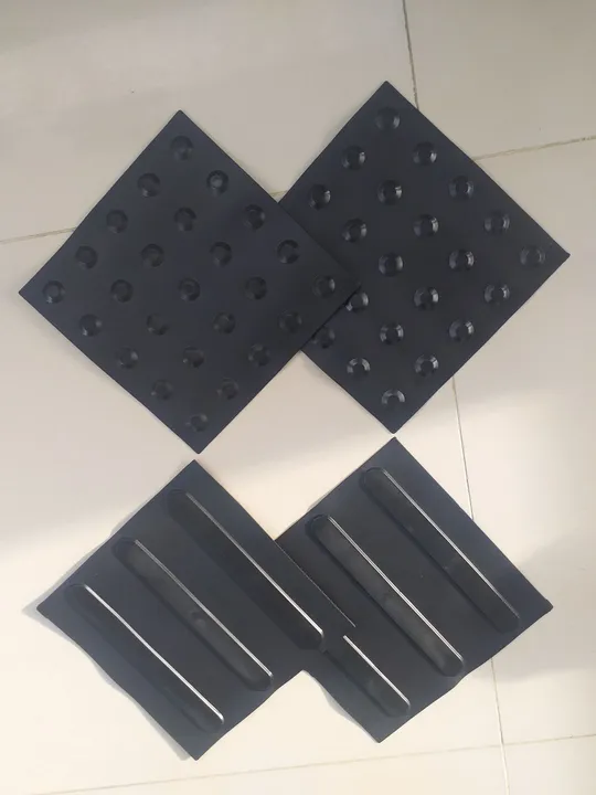 Piso tátil alerta e direcional 25x25 cor preto