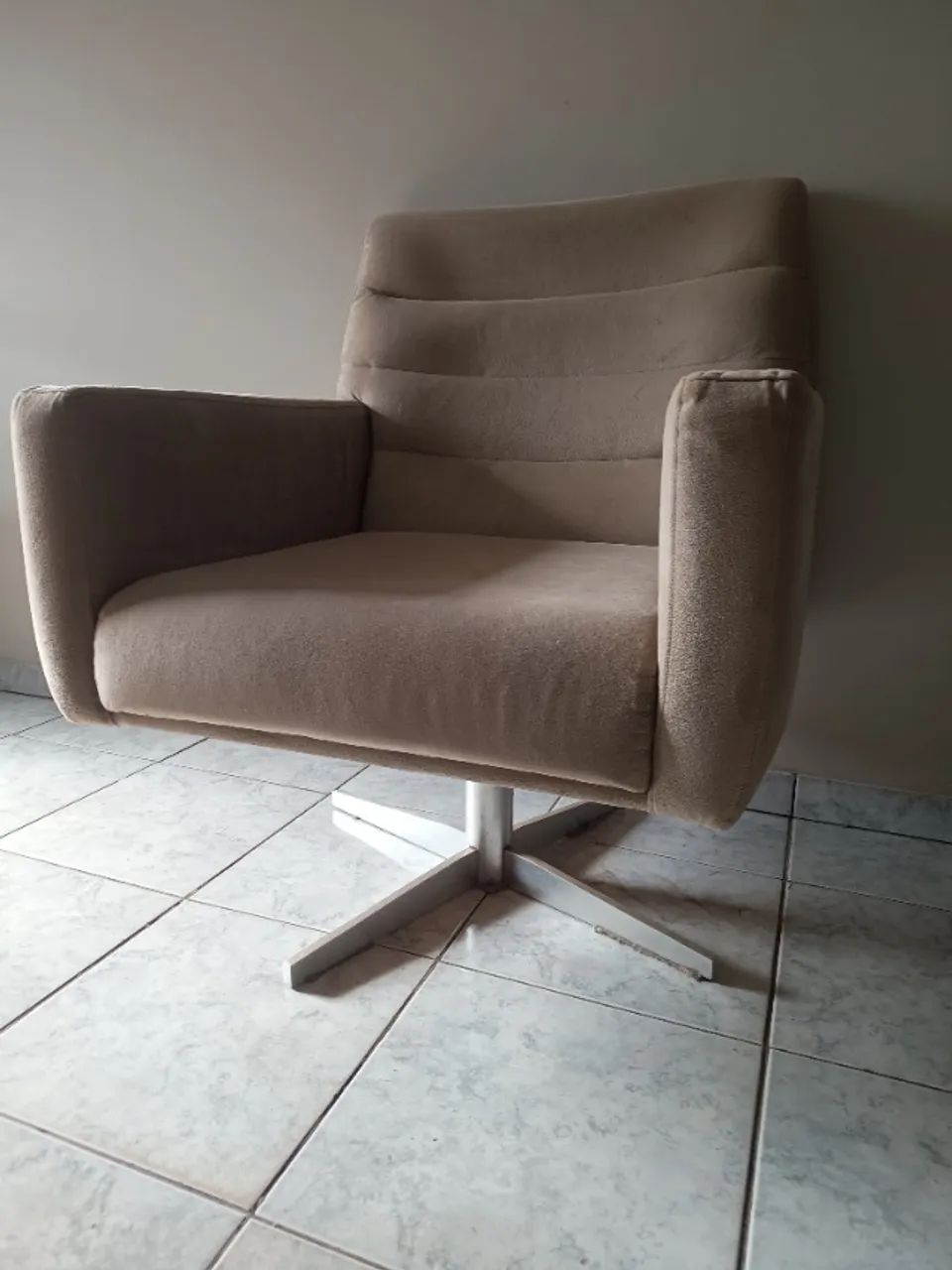 Poltrona  Pés Metal Giratório