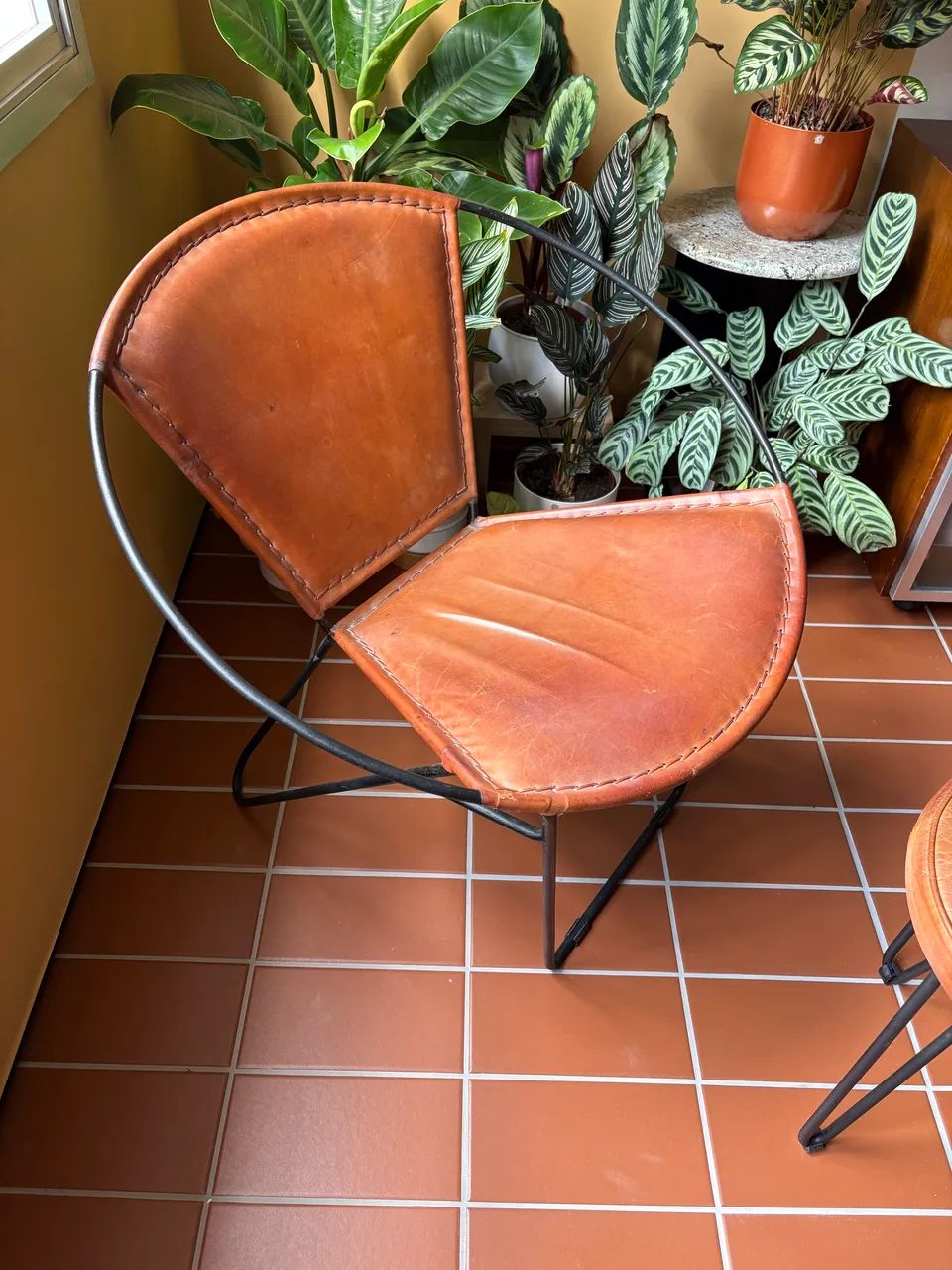 Poltrona e banqueta em couro  - Foto 5