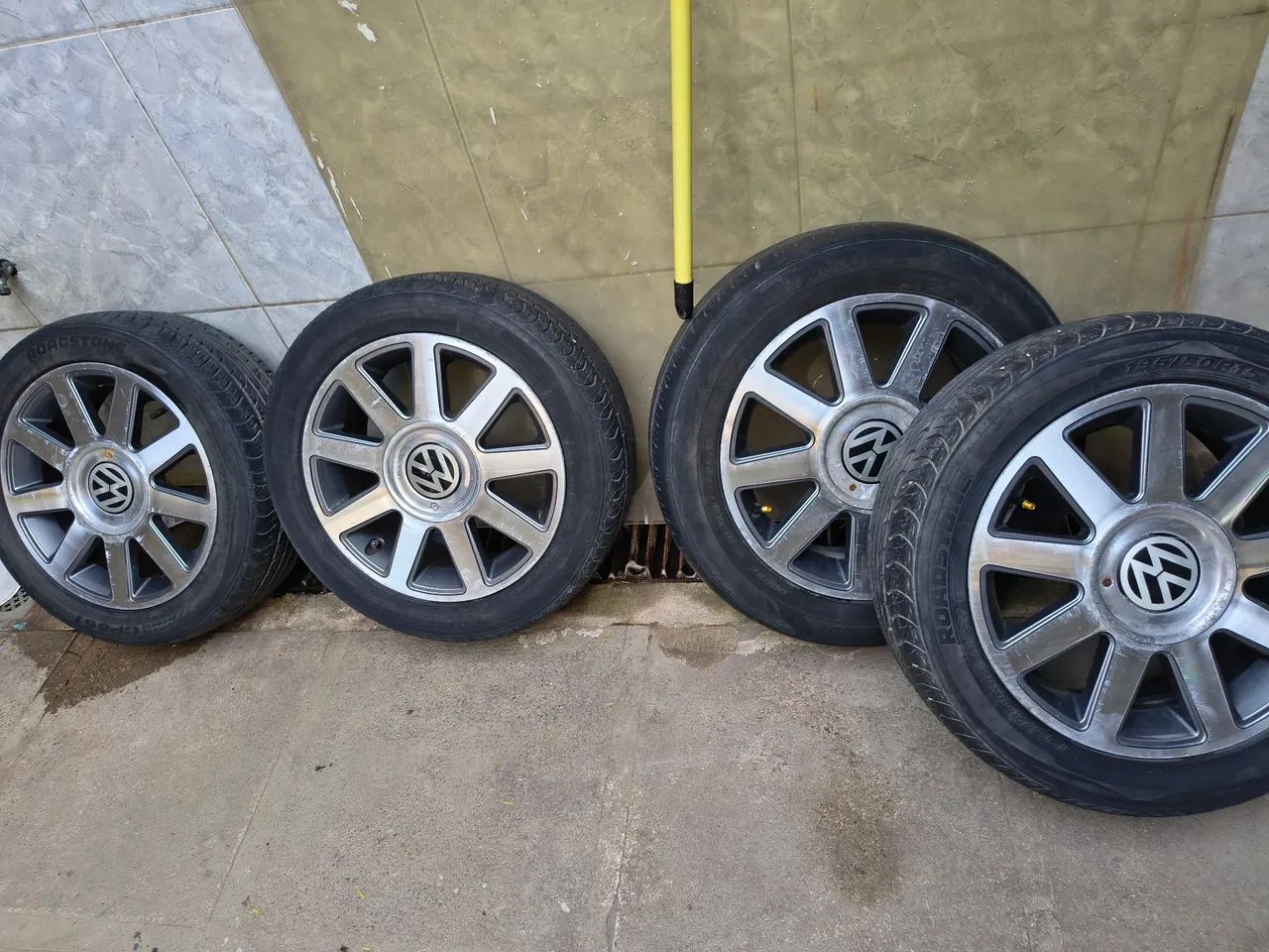Vendo rodas 15 com peneu, 4 furos 4/100 - Foto 3