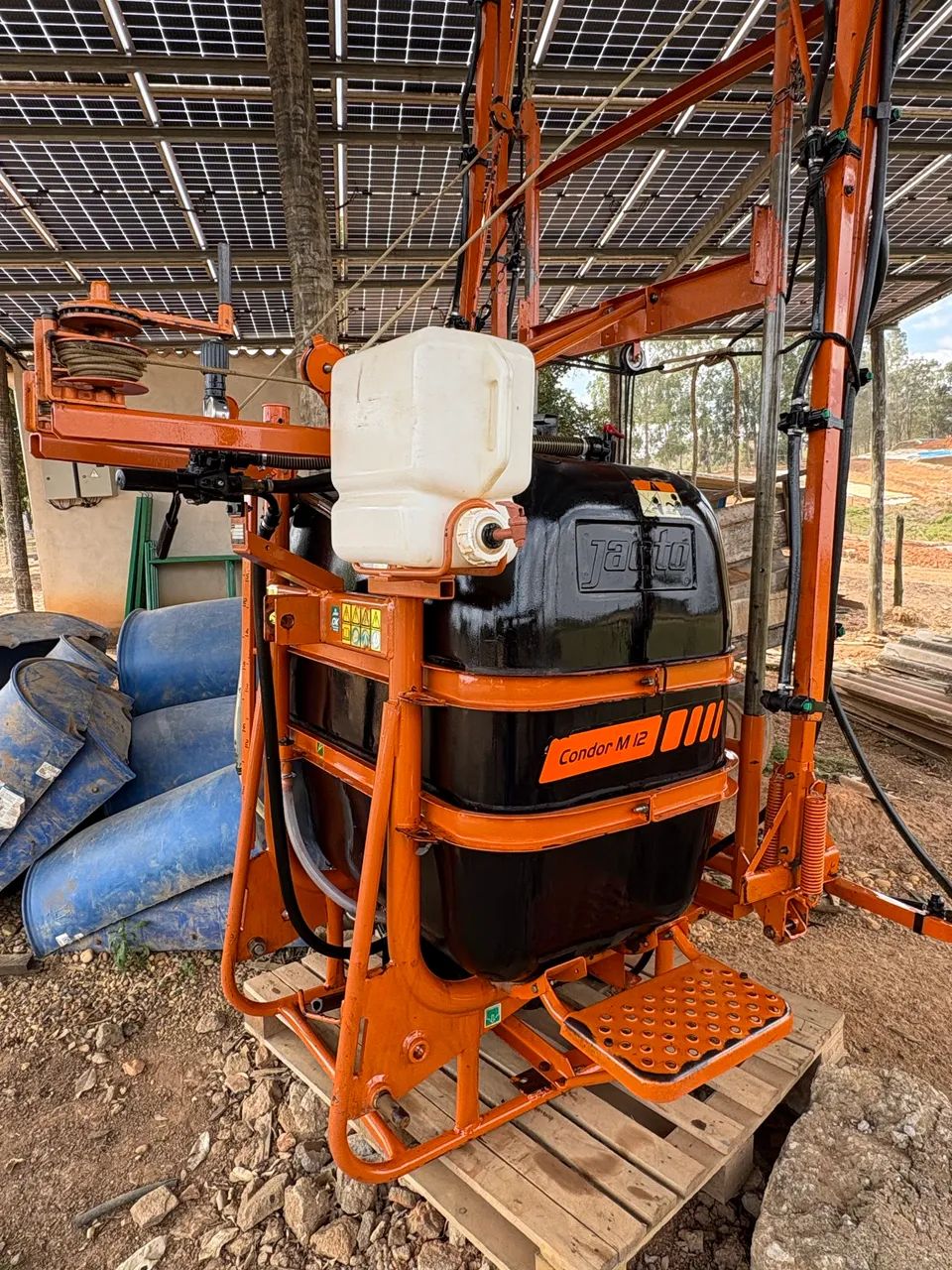 Pulverizador Jacto 600 litros  - Foto 2