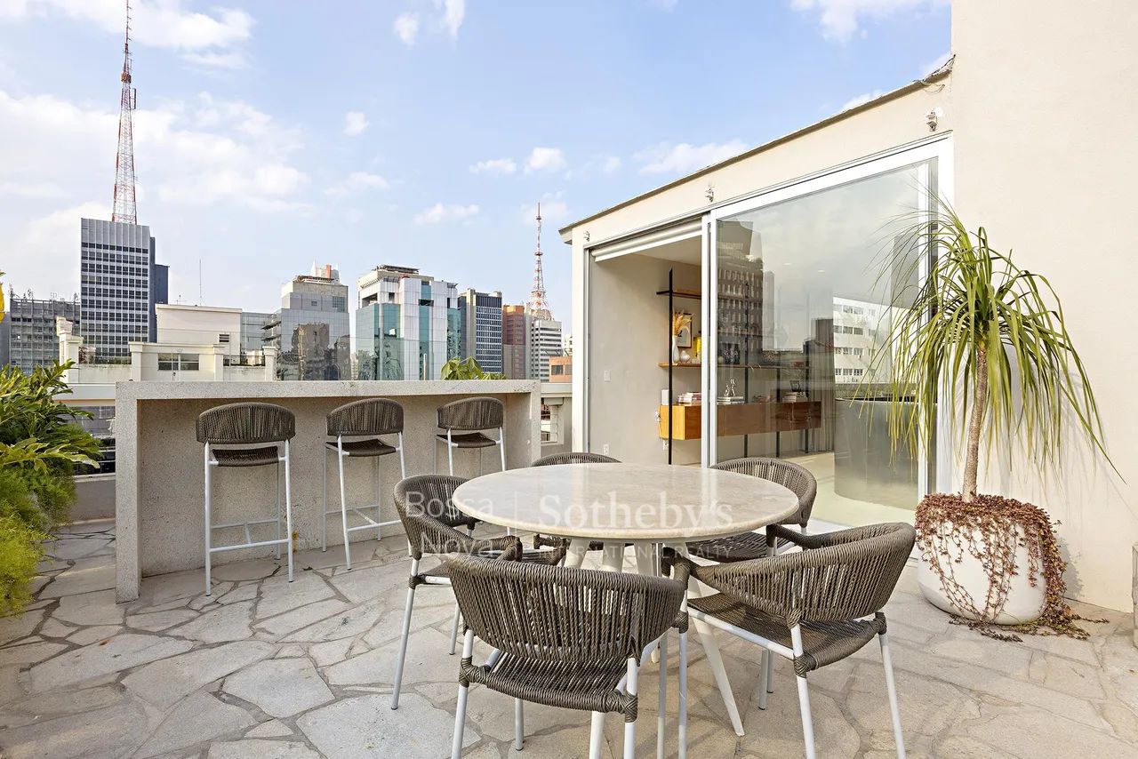 Cobertura com terraço amplo, jacuzzi e projeto assinado em localização central