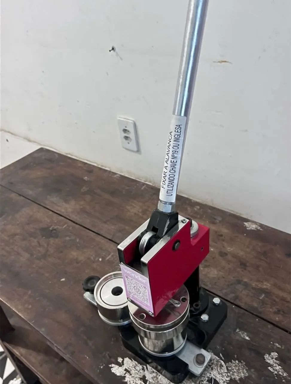 Máquina de bottons da Chigueto, com matriz de 5,5 cm - Foto 4