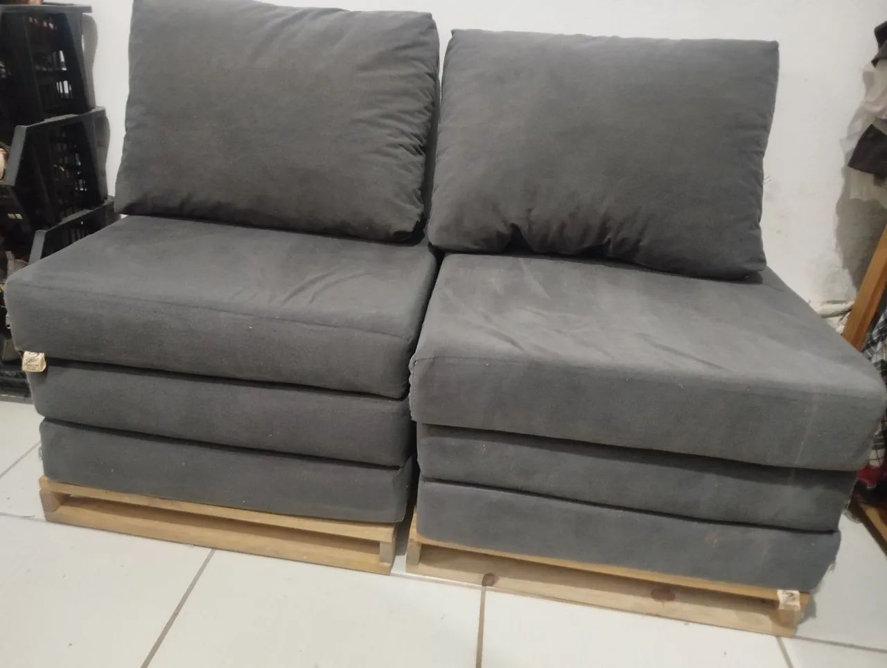 Conjunto 2 Puffs Dobráveis (Vira Colchão) com Base em Pallets (Desapego)