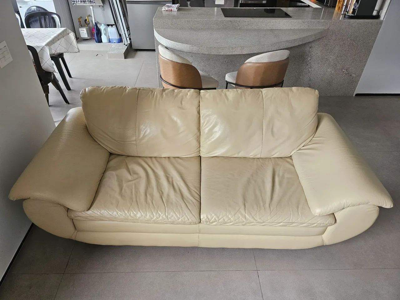 Sofá em couro, 3 lugares, com 2,05 m total de comprimento - Foto 2