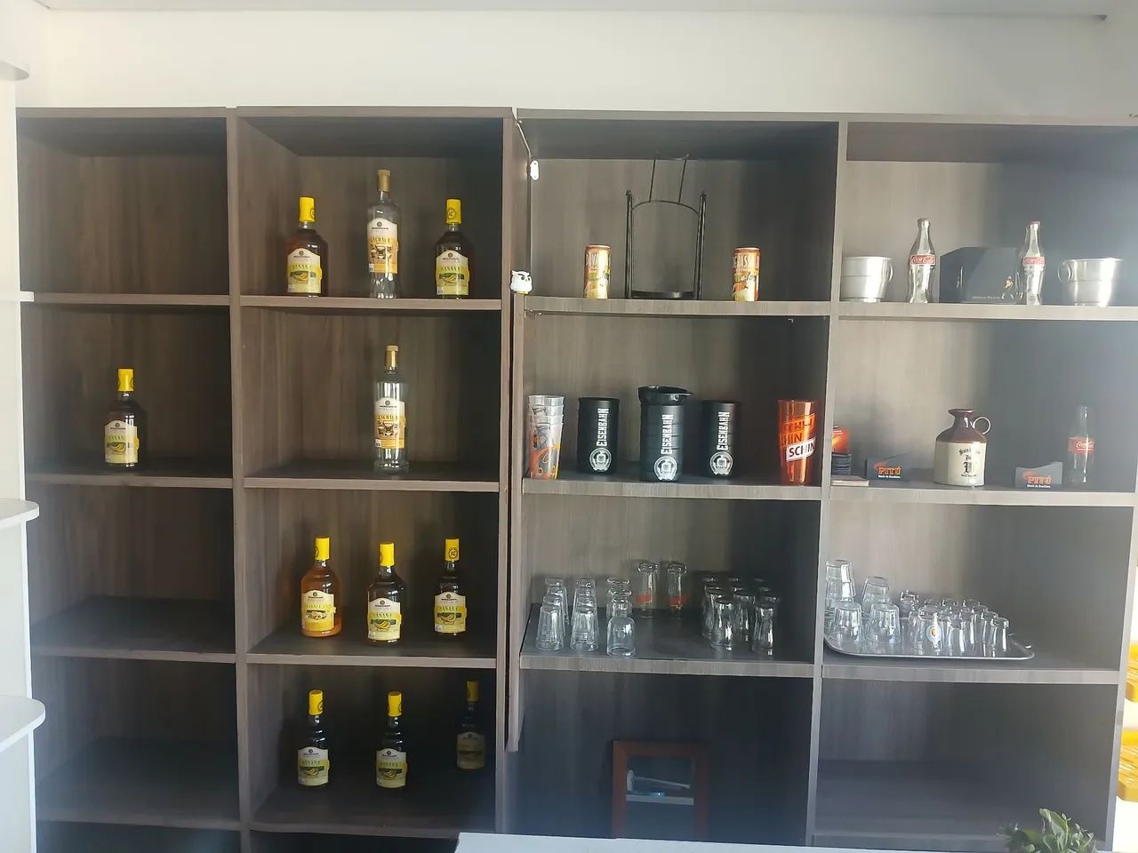 Prateleiras e nichos para lojas de conveniência. 