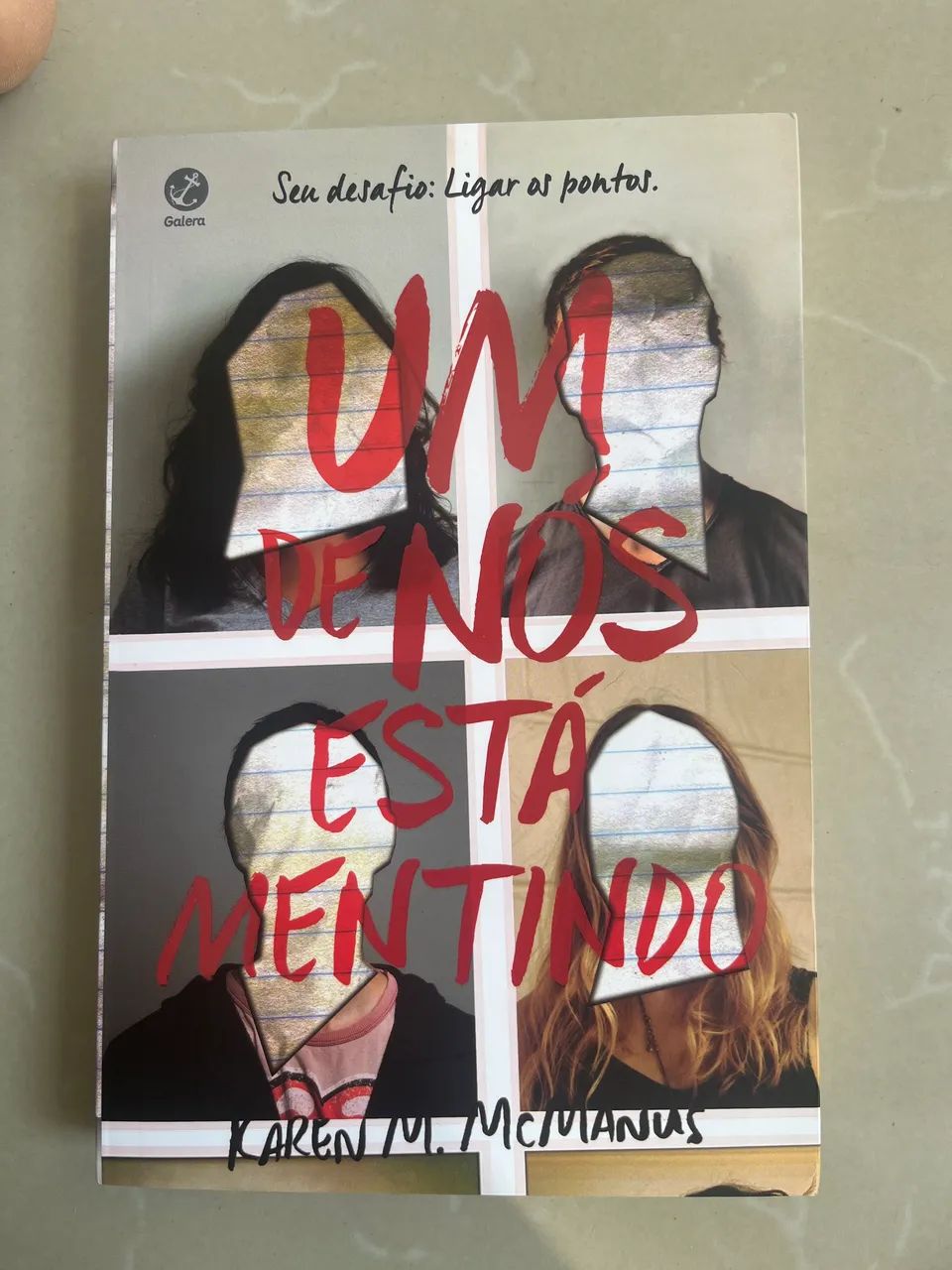 Um de nós está mentindo 