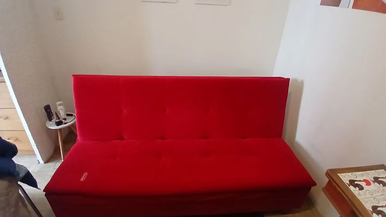 Sofá cama semi novo vermelho