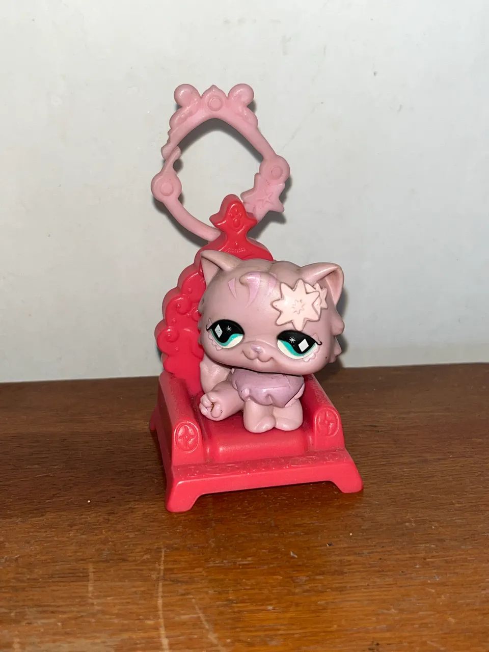 Littlest Pet Shop Gata Persa com Trono