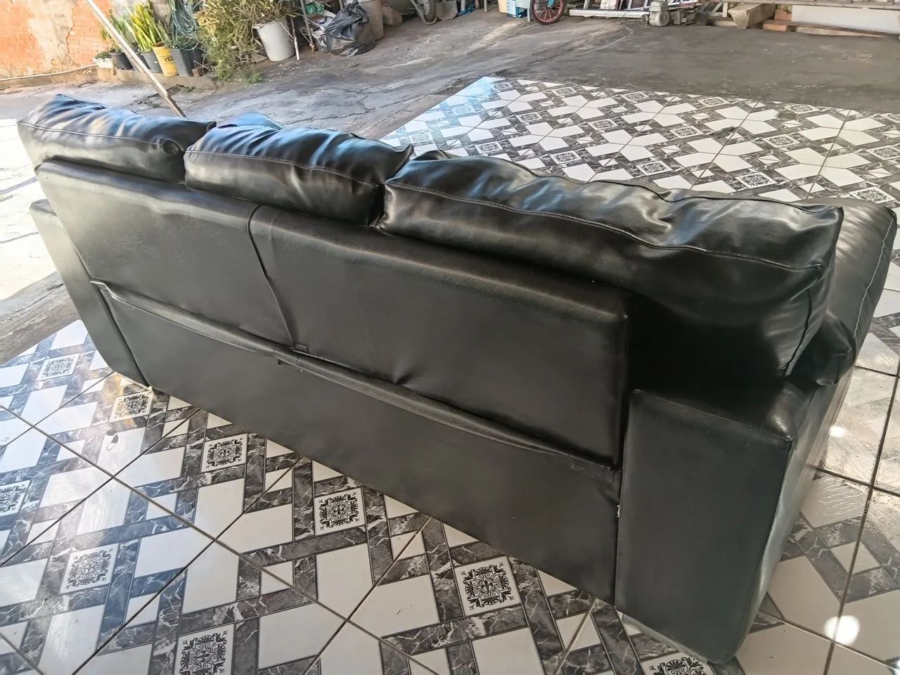 Sofá de Couro 3 Lugares Com Detalhes! - Foto 2