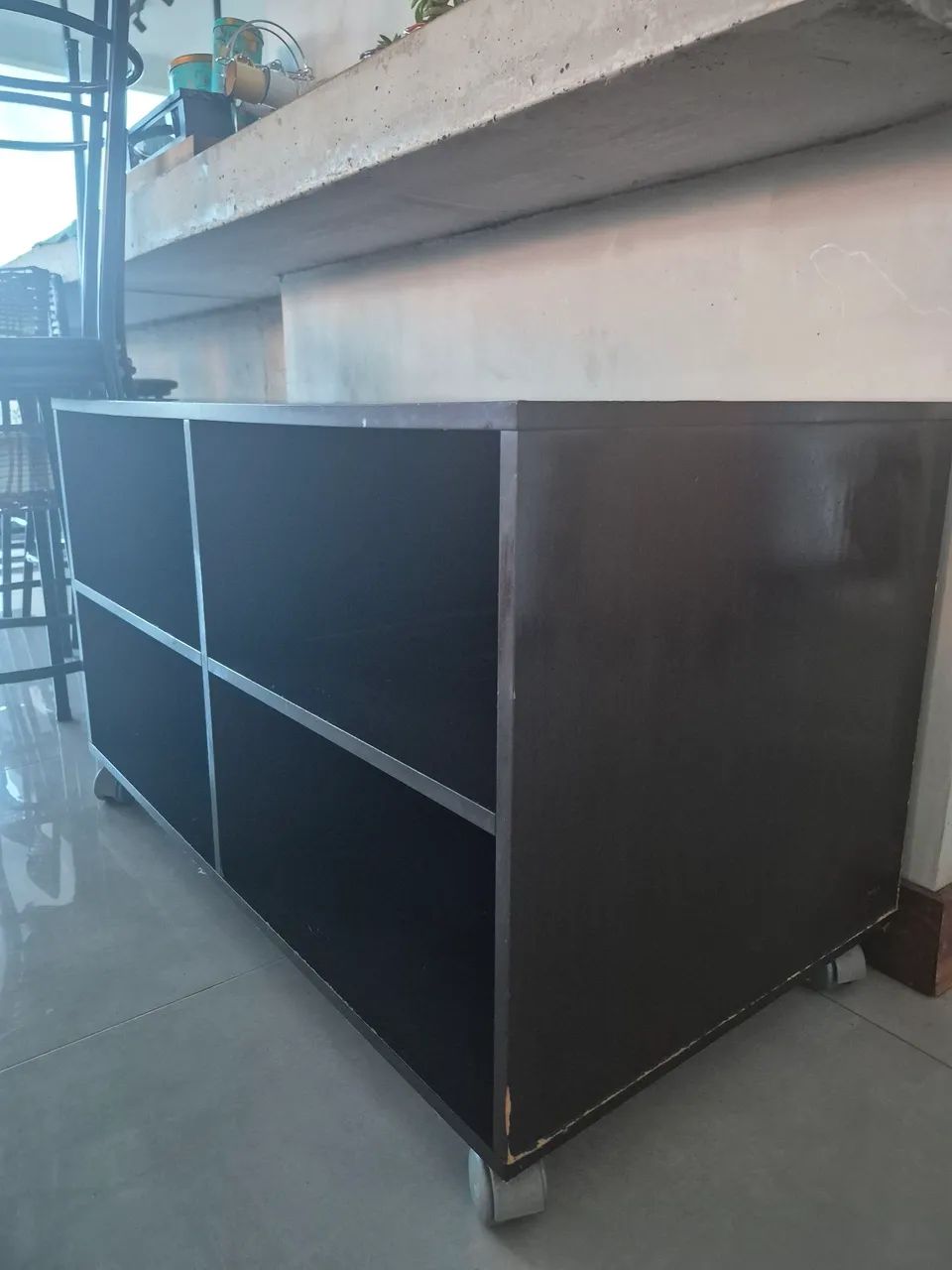 Rack mdf madeira escura com rodízio - Foto 2