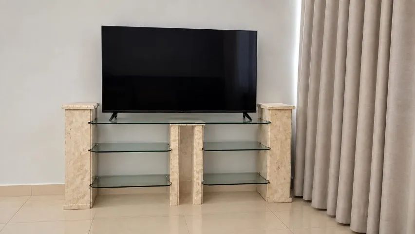 ESTANTE / RACK DE MÁRMORE E VIDRO