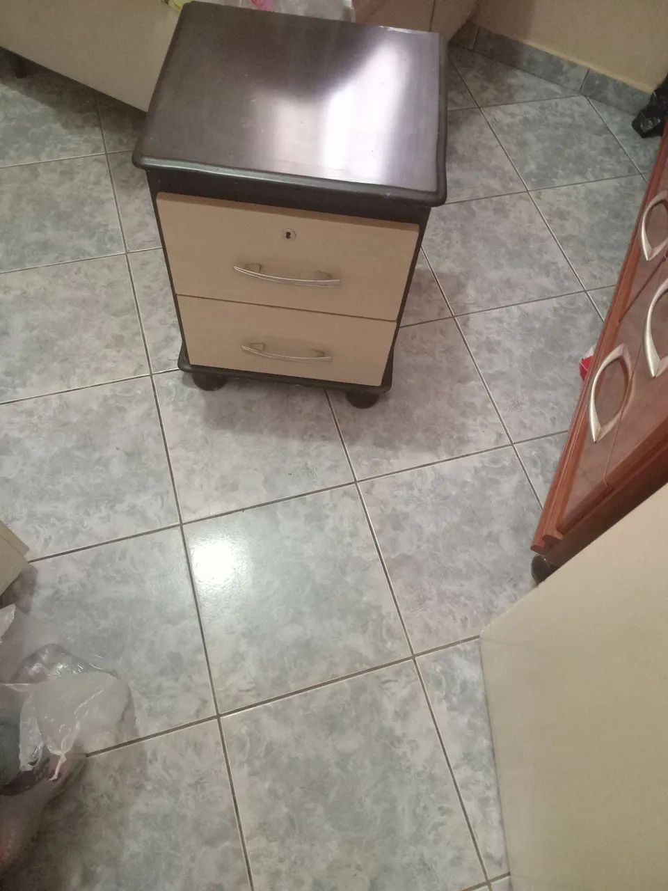 Criado mudo  com 2gaveetas  e chave  na cor  marfim 