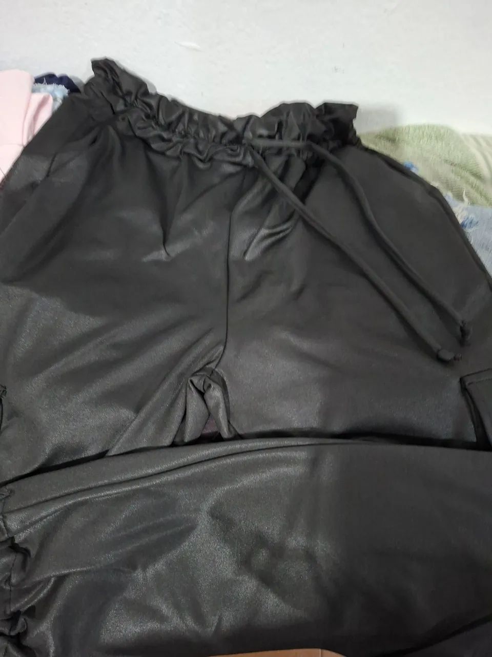 CALÇA QUE IMITA COURO   NOVA E CONFORTÁVEL 
