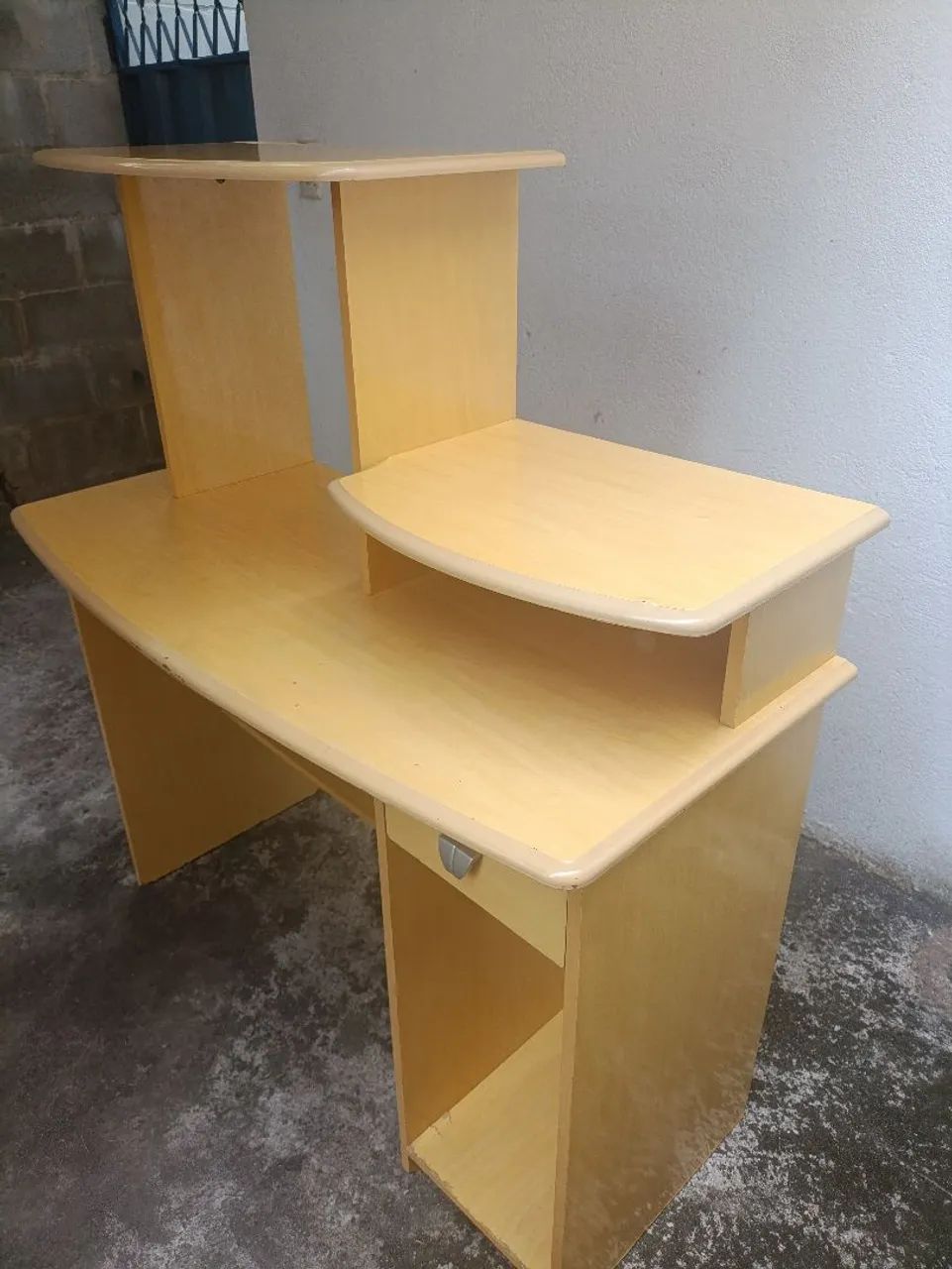 Mesa para computador/Escrivaninha com gaveta e prateleiras - Foto 3