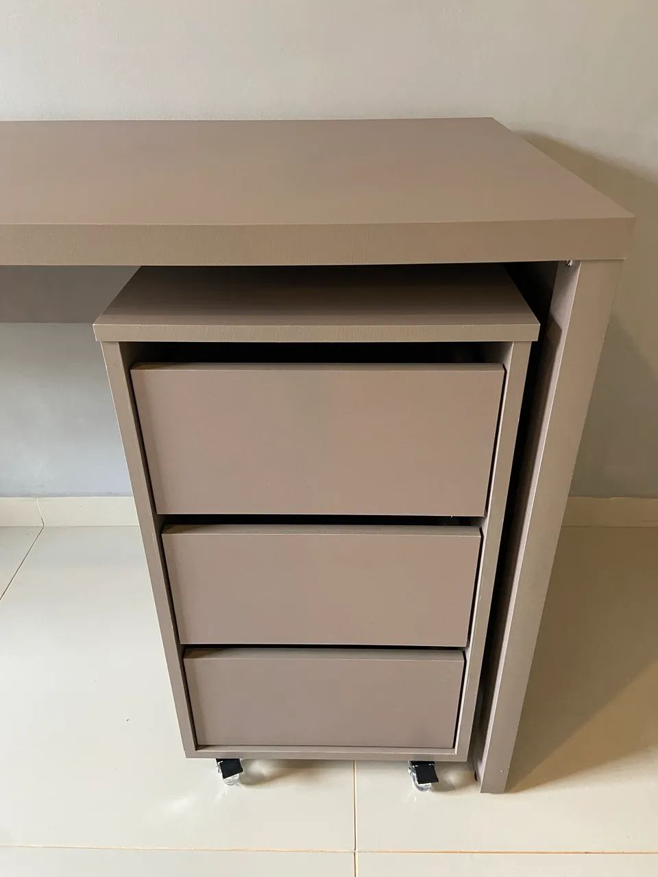 MESA ESCRITÓRIO 1,80M COM GAVETEIRO 3 GAVETAS 100% MDF  - Foto 3