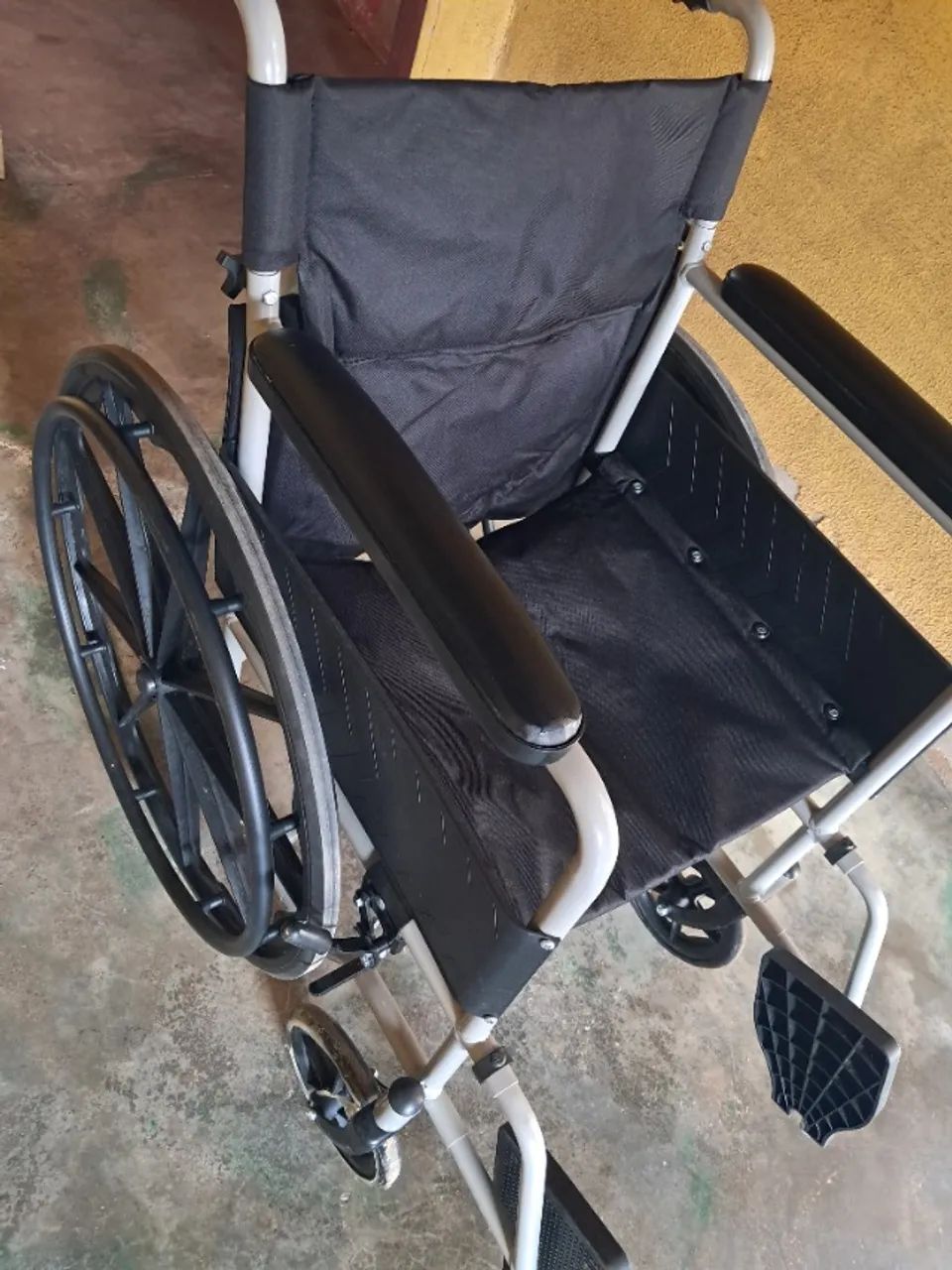 Cadeira de rodas e andador  - Foto 2