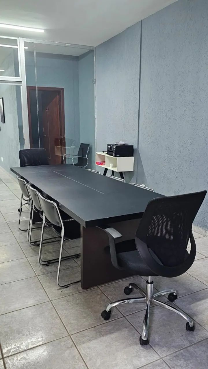 Mesa de Reunião Retangular e Cadeiras de Aproximação
