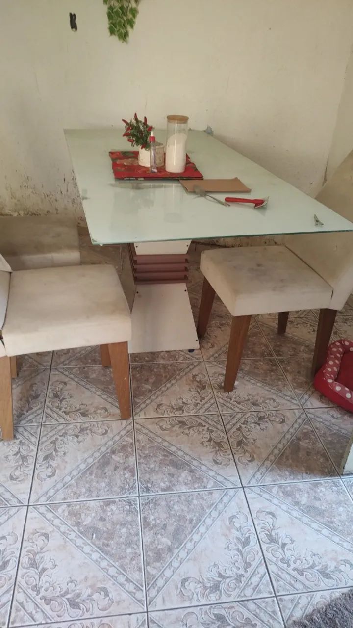 Mesa de jantar com 4 cadeiras 
