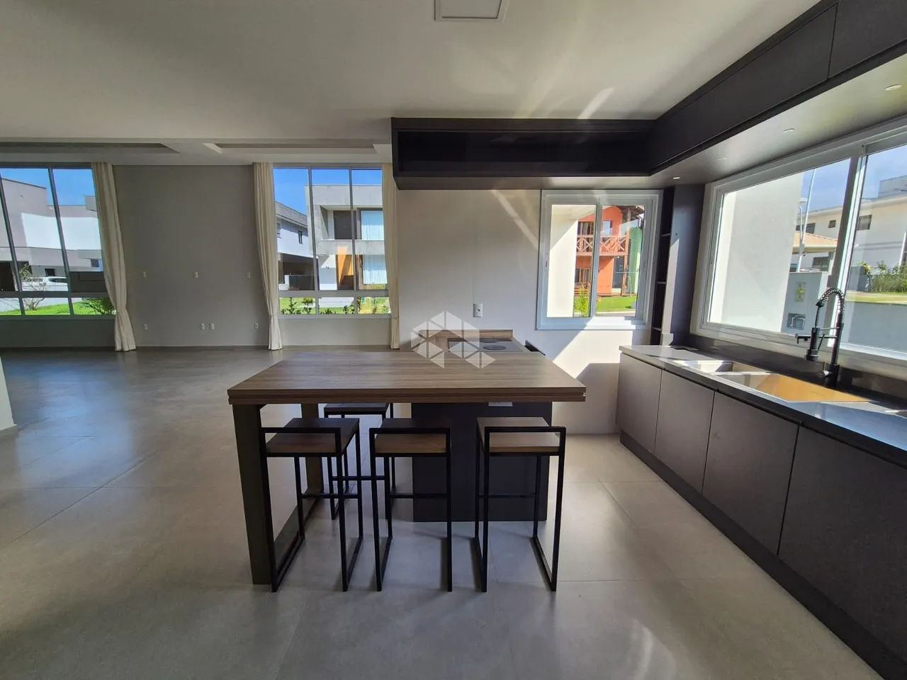 Casa com 3 dormitórios, 1 suíte e 2 demi suítes em condomínio Club.