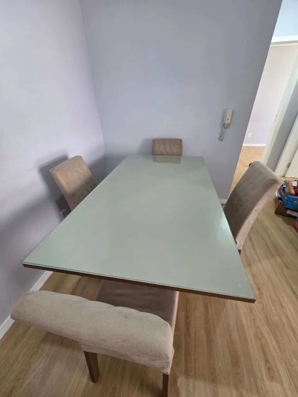 MESA COM TAMPO DE VIDRO COM 4 CADEIRAS - Foto 2