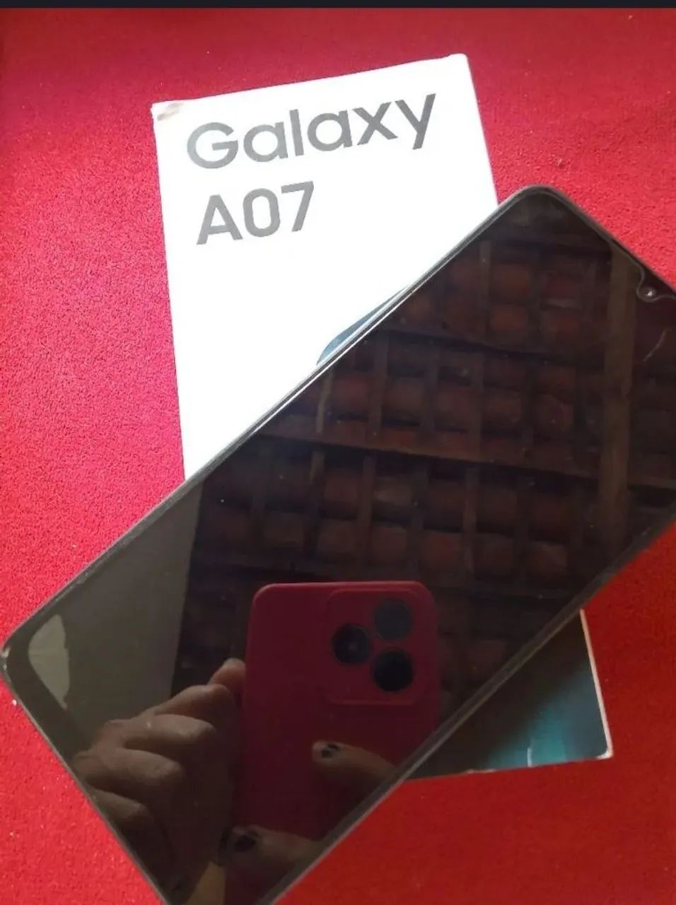 Vendo-se celular com documentos 