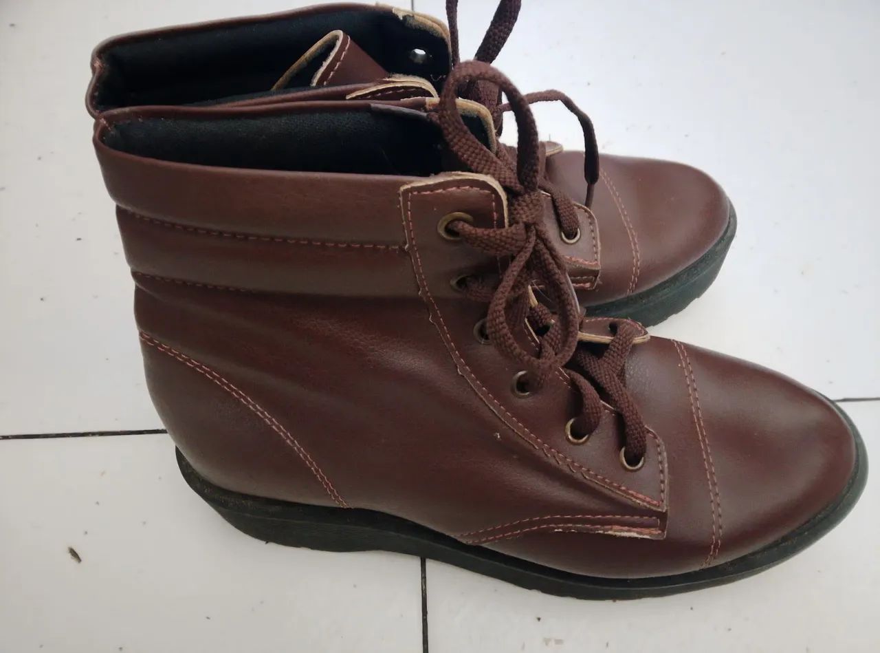 Bota feminina marrom ......em bom estado de conservação - Foto 3