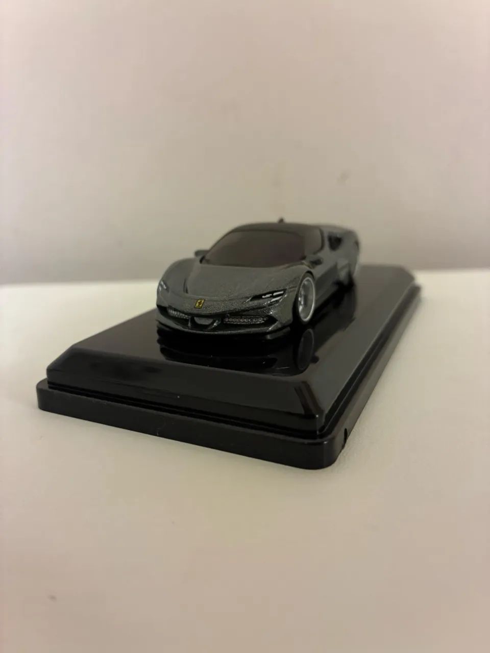 Miniatura Custom Ferrari SF90 Stradale Hotwheels + Caixa de Acrílico - Foto 3