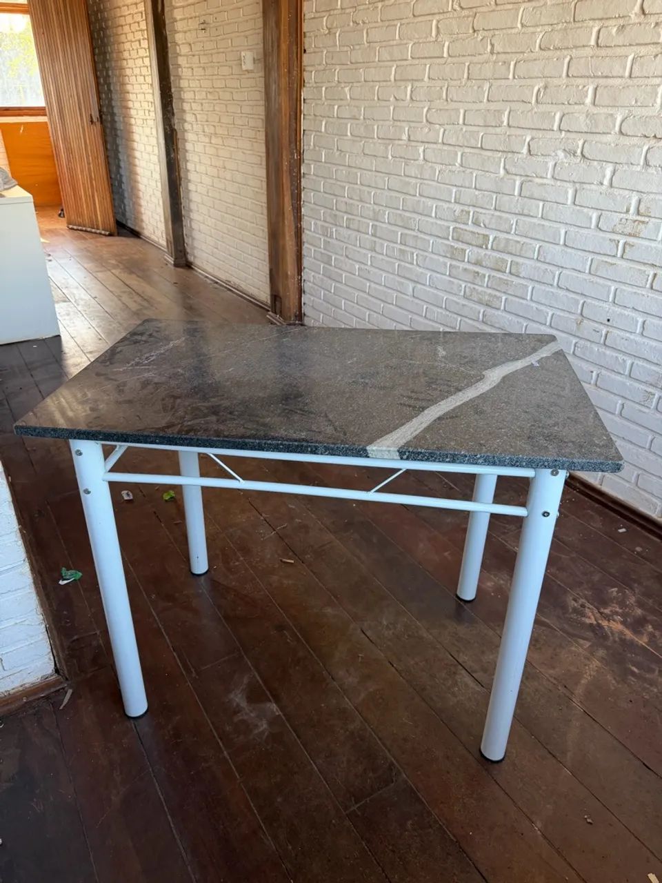 Mesa com Tampo Granito e Estrutura de Metal  - Foto 2