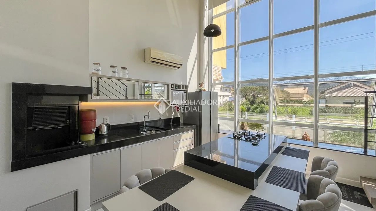Lindo loft com pé direito duplo todo mobiliado a passos do mar - Foto 4