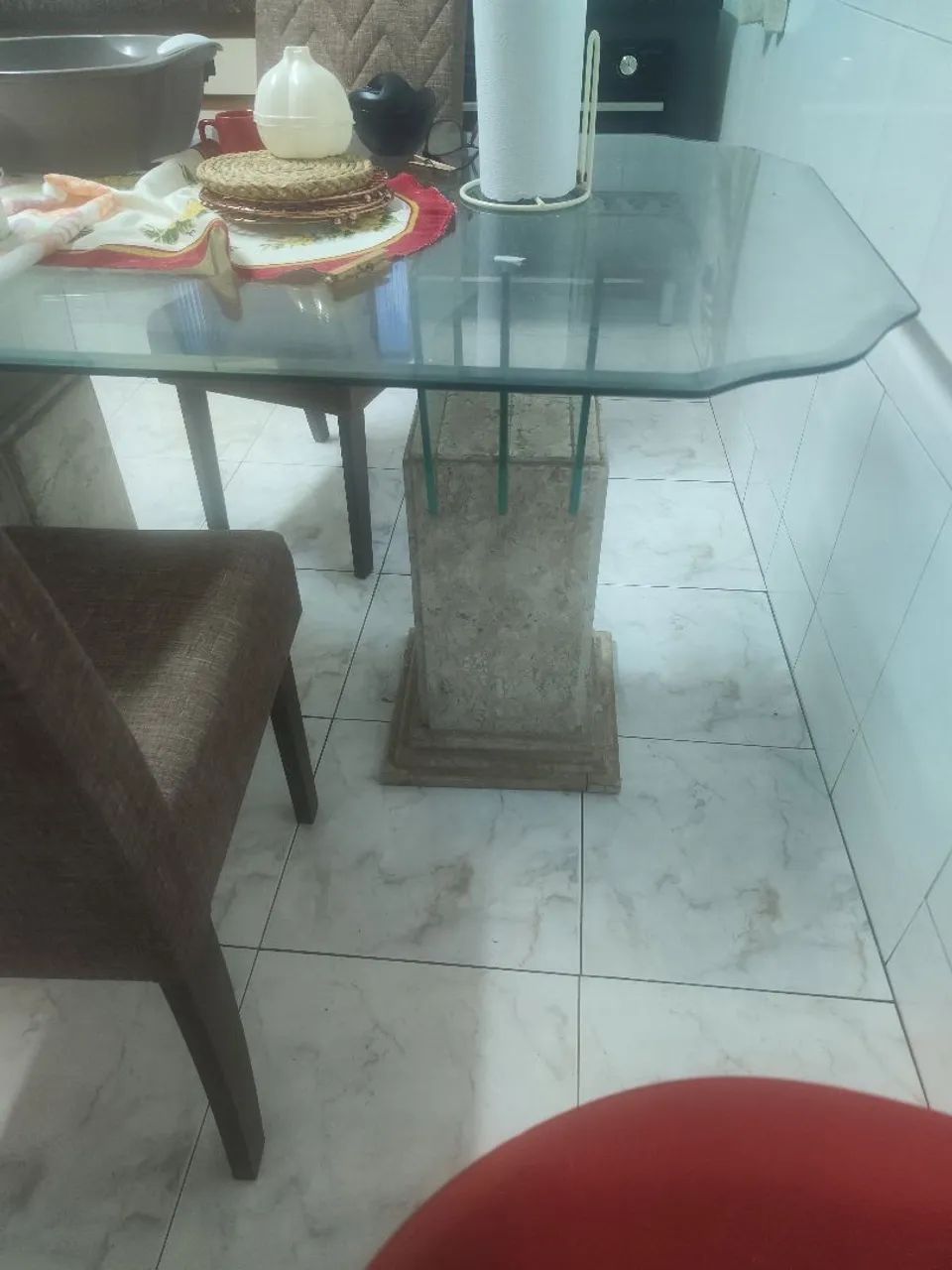 Mesa vidro pés marmore