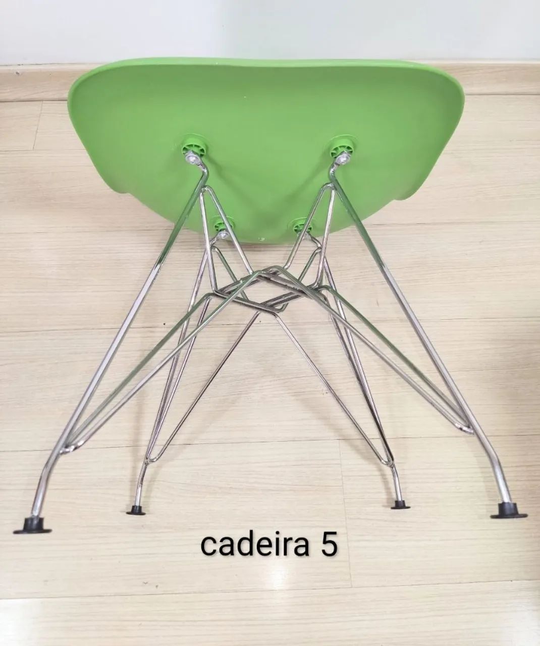 CADEIRA VERDE EAMES EIFFEL - CONJUNTO COM 5 CADEIRAS - OPORTUNIDADE<br> - Foto 4