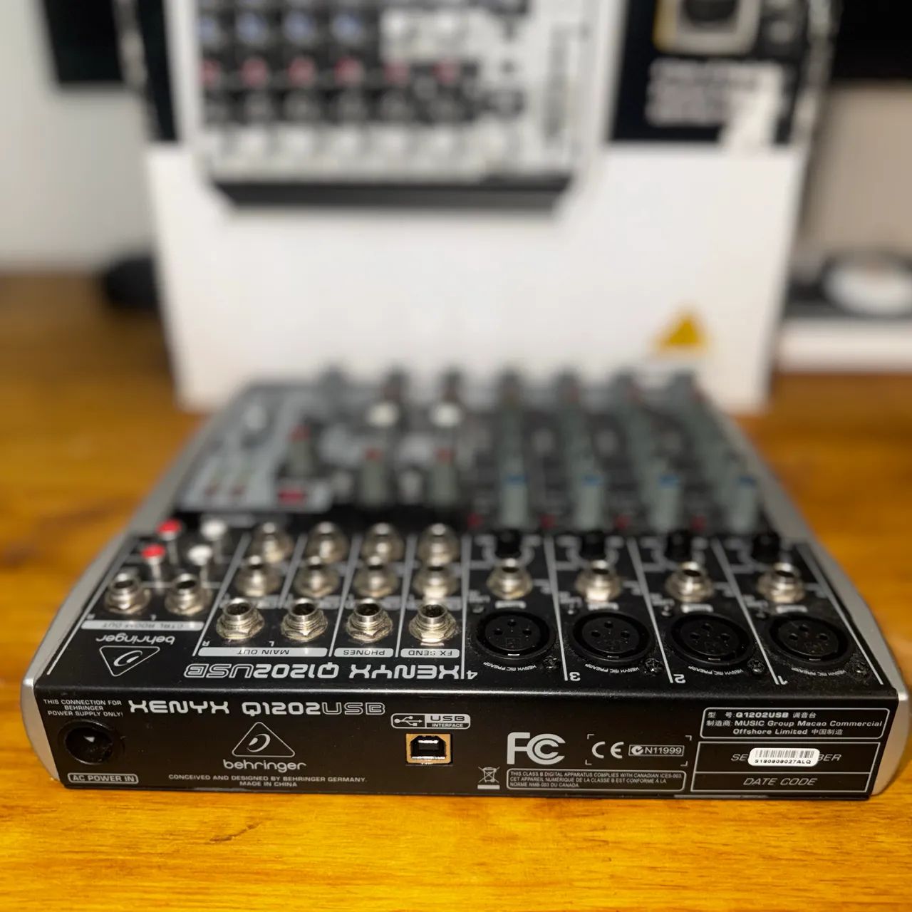 Mesa Behringer Xenyx Q1202 USB - 127V - Foto 3