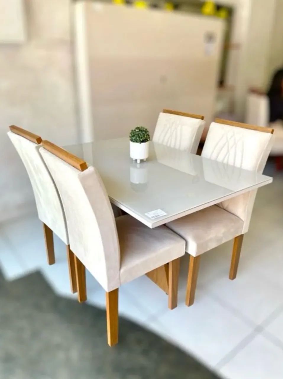 MESA COM 4 CADEIRAS BELÍSSIMA