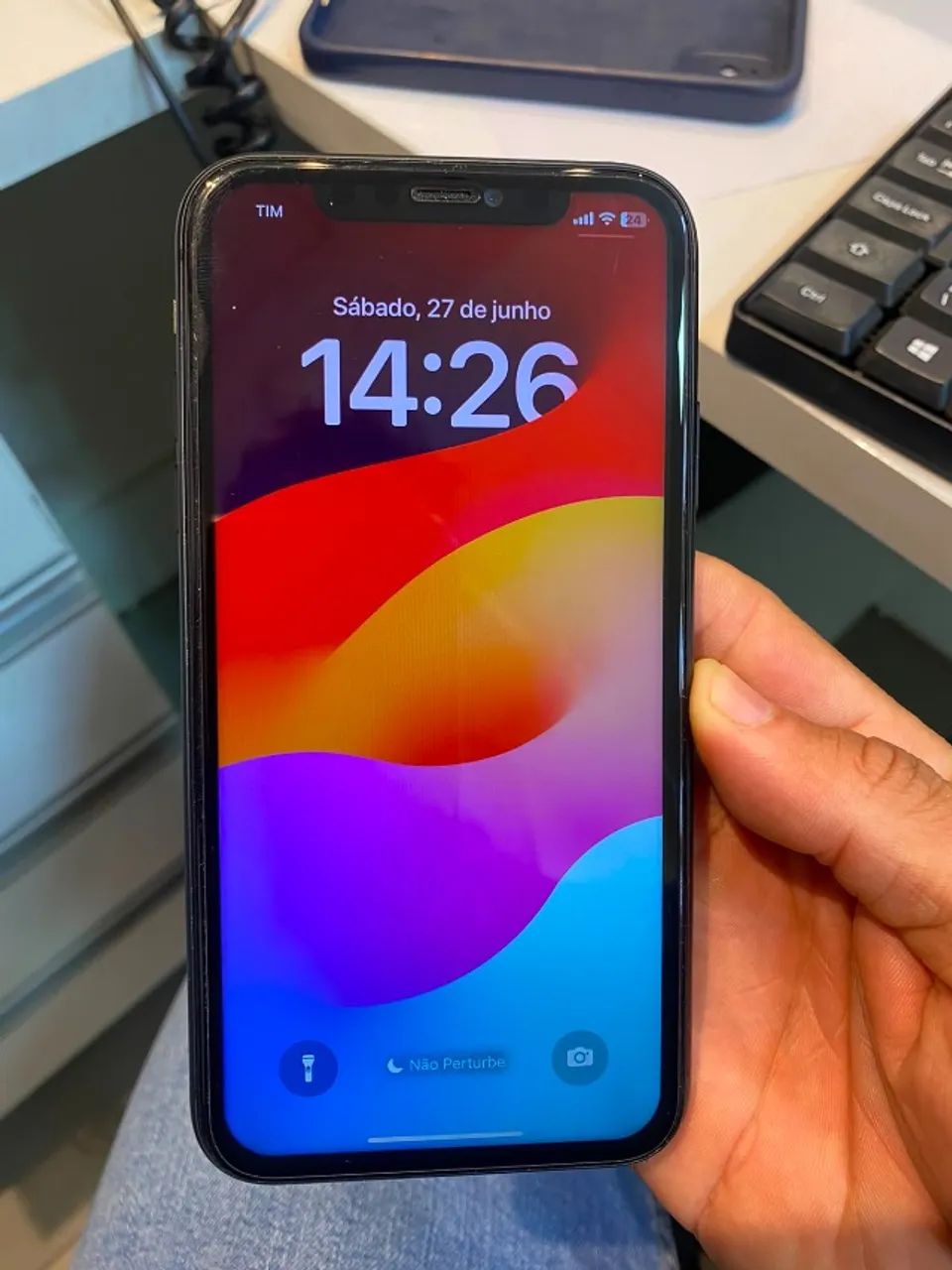 Vendo IPHONE 11 com carregador original e caixa - Foto 2