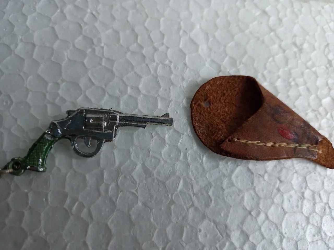 Antigo chaveiro de arminha com colt  - Foto 2