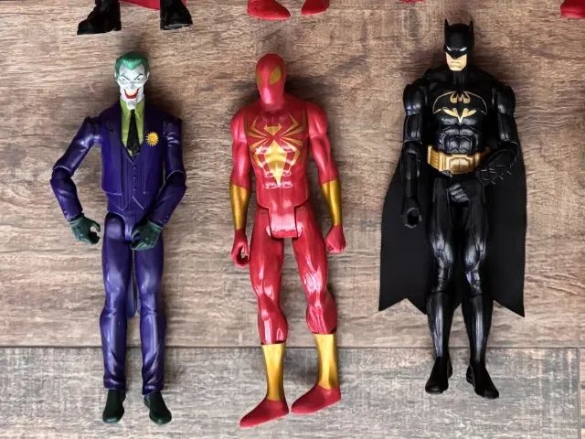 Bonecos Marvel e DC