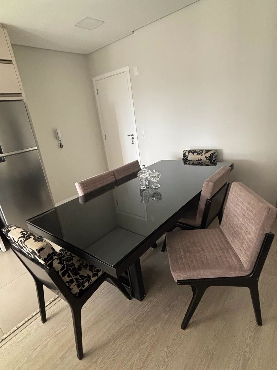 Vendo mesa com 6 cadeiras estofadas lindas - Foto 2
