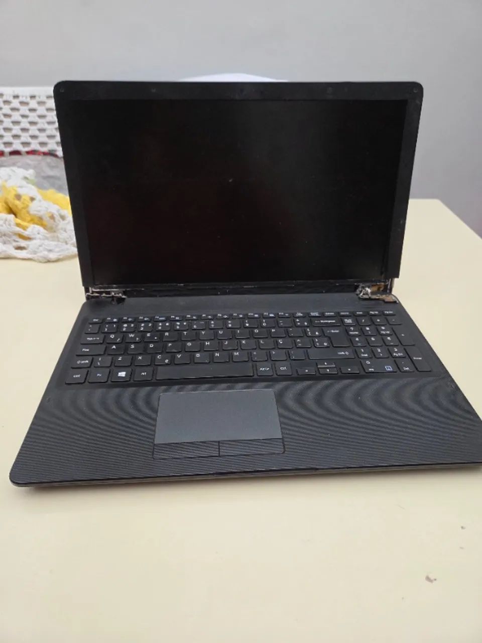 Notebook Samsung funcionando - 4GB RAM - defeitos nas dobradiças - Foto 2