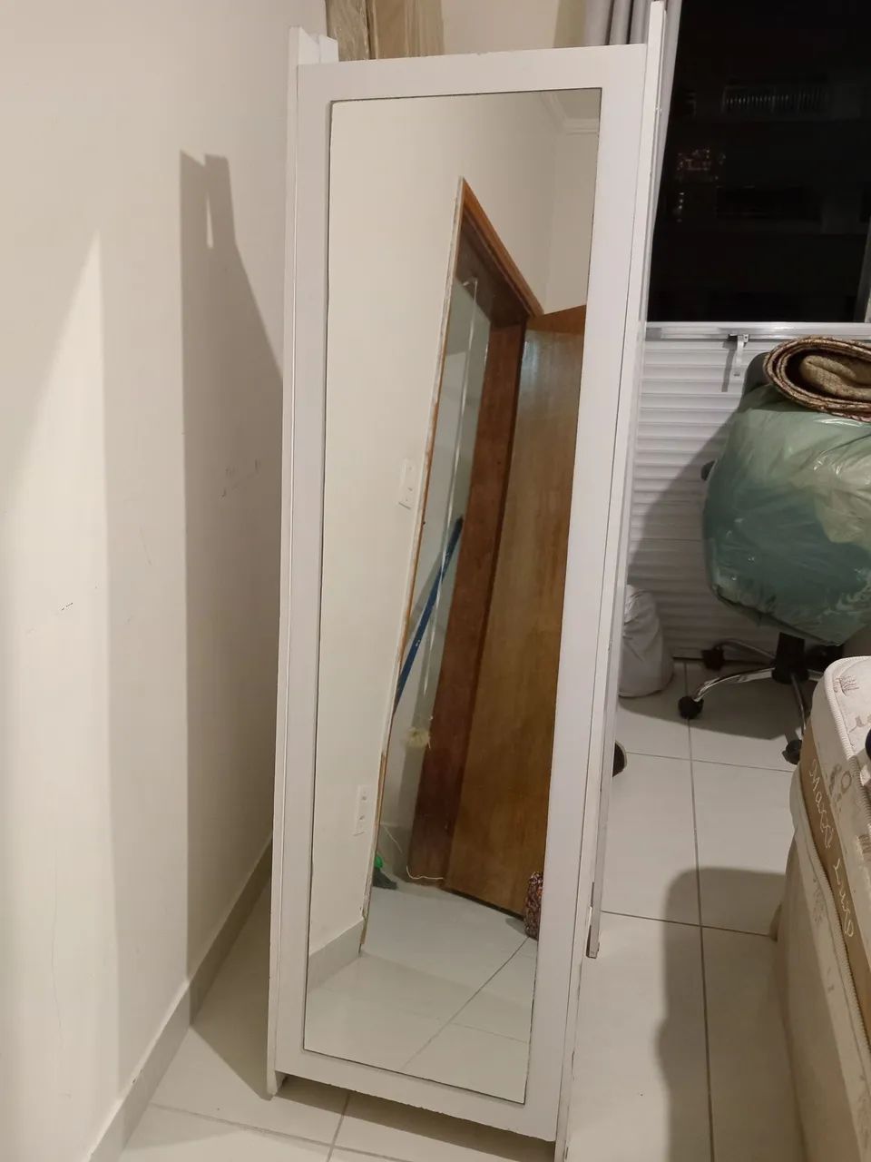 Espelho de chão com prateleiras 