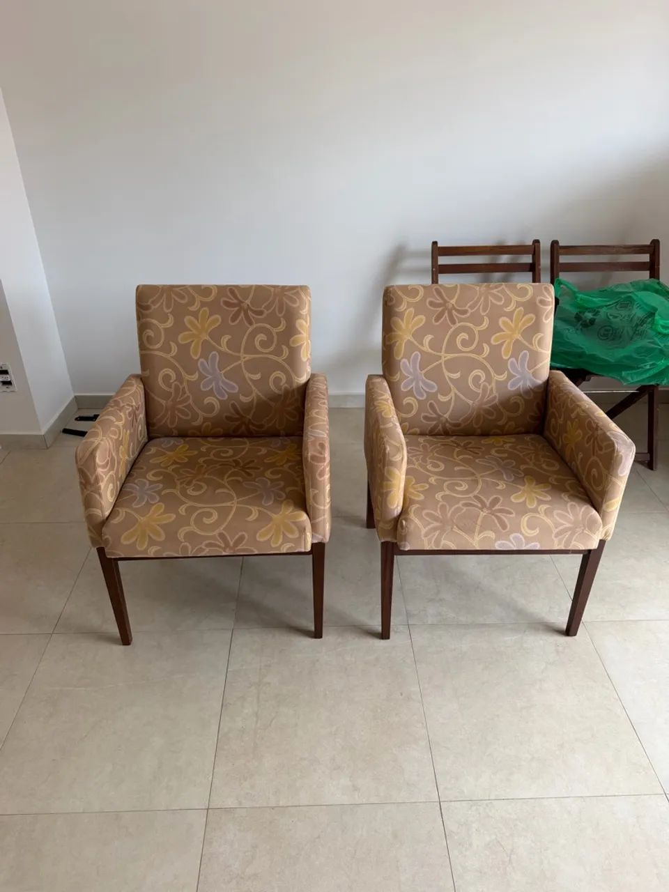 Par de Poltronas p/ Sala ou Recepção. Madeira - Excelente Estado - Foto 4