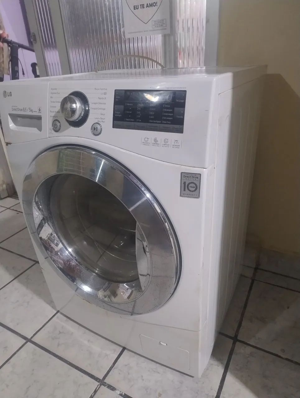 Vende uma máquina de lavar e secar da marca lg