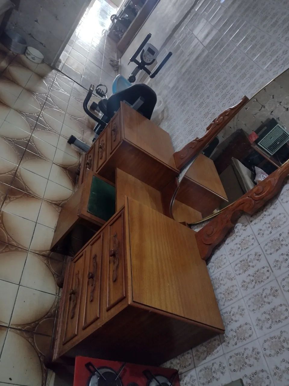Vendo penteadeira de madeira maciça com 6 gavetas  - Foto 2